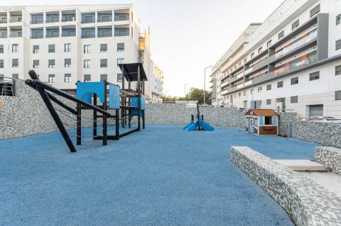 Exclusivo Duplex T4 com Piscina, Ginásio, Amplos Jardins, Parque Infantil e Garagem Fechada (Box) para 3 Viaturas Condomínio de Referência a 20 Minutos de Lisboa e a 15 Minutos das Praias da Costa da Caparica