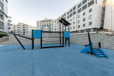 Exclusivo Duplex T4 com Piscina, Ginásio, Amplos Jardins, Parque Infantil e Garagem Fechada (Box) para 3 Viaturas Condomínio de Referência a 20 Minutos de Lisboa e a 15 Minutos das Praias da Costa da Caparica