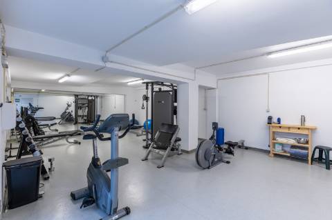 Exclusivo Duplex T4 com Piscina, Ginásio, Amplos Jardins, Parque Infantil e Garagem Fechada (Box) para 3 Viaturas Condomínio de Referência a 20 Minutos de Lisboa e a 15 Minutos das Praias da Costa da Caparica