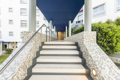 Exclusivo Duplex T4 com Piscina, Ginásio, Amplos Jardins, Parque Infantil e Garagem Fechada (Box) para 3 Viaturas Condomínio de Referência a 20 Minutos de Lisboa e a 15 Minutos das Praias da Costa da Caparica