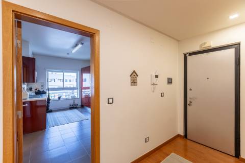 Exclusivo Duplex T4 com Piscina, Ginásio, Amplos Jardins, Parque Infantil e Garagem Fechada (Box) para 3 Viaturas Condomínio de Referência a 20 Minutos de Lisboa e a 15 Minutos das Praias da Costa da Caparica