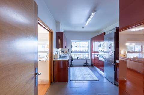 Exclusivo Duplex T4 com Piscina, Ginásio, Amplos Jardins, Parque Infantil e Garagem Fechada (Box) para 3 Viaturas Condomínio de Referência a 20 Minutos de Lisboa e a 15 Minutos das Praias da Costa da Caparica