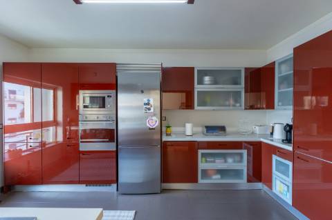 Exclusivo Duplex T4 com Piscina, Ginásio, Amplos Jardins, Parque Infantil e Garagem Fechada (Box) para 3 Viaturas Condomínio de Referência a 20 Minutos de Lisboa e a 15 Minutos das Praias da Costa da Caparica