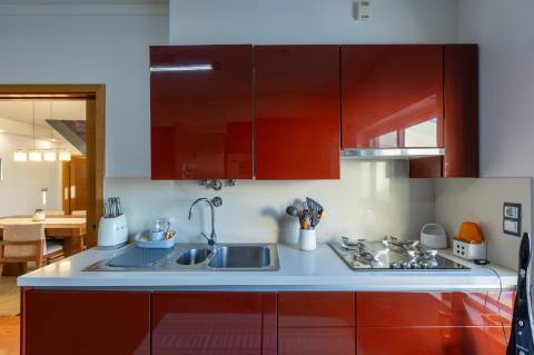 Exclusivo Duplex T4 com Piscina, Ginásio, Amplos Jardins, Parque Infantil e Garagem Fechada (Box) para 3 Viaturas Condomínio de Referência a 20 Minutos de Lisboa e a 15 Minutos das Praias da Costa da Caparica