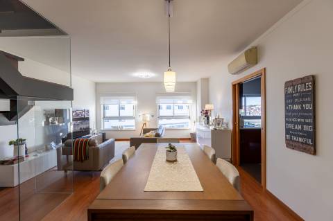 Exclusivo Duplex T4 com Piscina, Ginásio, Amplos Jardins, Parque Infantil e Garagem Fechada (Box) para 3 Viaturas Condomínio de Referência a 20 Minutos de Lisboa e a 15 Minutos das Praias da Costa da Caparica