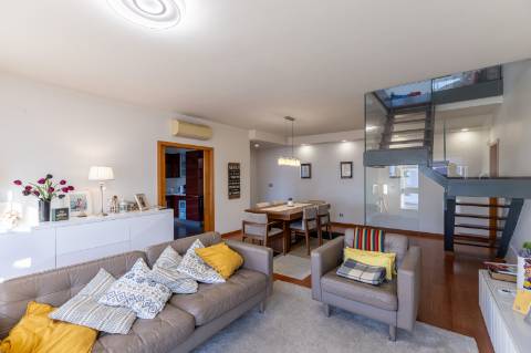 Exclusivo Duplex T4 com Piscina, Ginásio, Amplos Jardins, Parque Infantil e Garagem Fechada (Box) para 3 Viaturas Condomínio de Referência a 20 Minutos de Lisboa e a 15 Minutos das Praias da Costa da Caparica