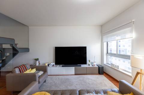Exclusivo Duplex T4 com Piscina, Ginásio, Amplos Jardins, Parque Infantil e Garagem Fechada (Box) para 3 Viaturas Condomínio de Referência a 20 Minutos de Lisboa e a 15 Minutos das Praias da Costa da Caparica