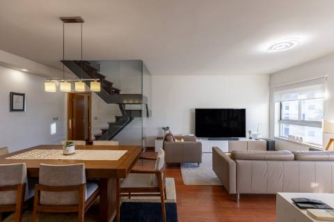 Exclusivo Duplex T4 com Piscina, Ginásio, Amplos Jardins, Parque Infantil e Garagem Fechada (Box) para 3 Viaturas Condomínio de Referência a 20 Minutos de Lisboa e a 15 Minutos das Praias da Costa da Caparica