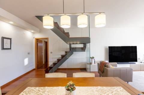 Exclusivo Duplex T4 com Piscina, Ginásio, Amplos Jardins, Parque Infantil e Garagem Fechada (Box) para 3 Viaturas Condomínio de Referência a 20 Minutos de Lisboa e a 15 Minutos das Praias da Costa da Caparica