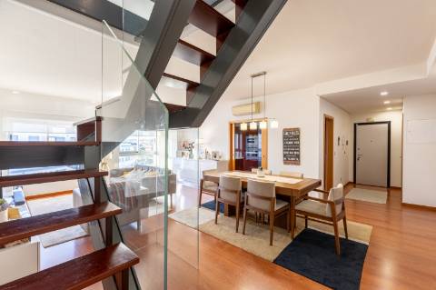 Exclusivo Duplex T4 com Piscina, Ginásio, Amplos Jardins, Parque Infantil e Garagem Fechada (Box) para 3 Viaturas Condomínio de Referência a 20 Minutos de Lisboa e a 15 Minutos das Praias da Costa da Caparica