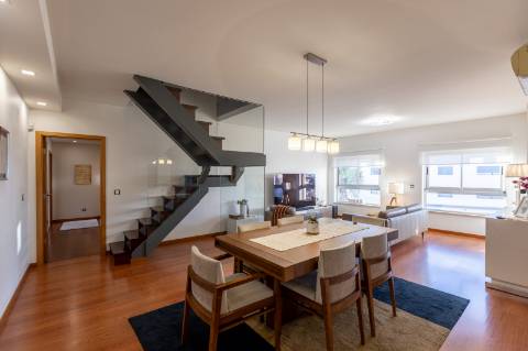 Exclusivo Duplex T4 com Piscina, Ginásio, Amplos Jardins, Parque Infantil e Garagem Fechada (Box) para 3 Viaturas Condomínio de Referência a 20 Minutos de Lisboa e a 15 Minutos das Praias da Costa da Caparica