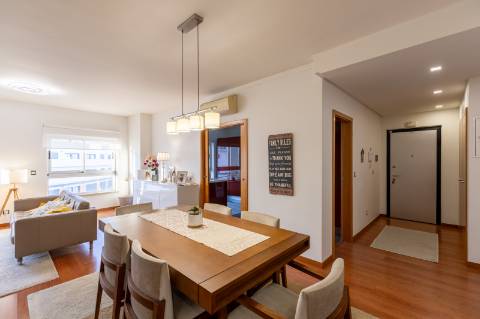 Exclusivo Duplex T4 com Piscina, Ginásio, Amplos Jardins, Parque Infantil e Garagem Fechada (Box) para 3 Viaturas Condomínio de Referência a 20 Minutos de Lisboa e a 15 Minutos das Praias da Costa da Caparica