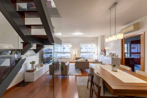 Exclusivo Duplex T4 com Piscina, Ginásio, Amplos Jardins, Parque Infantil e Garagem Fechada (Box) para 3 Viaturas Condomínio de Referência a 20 Minutos de Lisboa e a 15 Minutos das Praias da Costa da Caparica