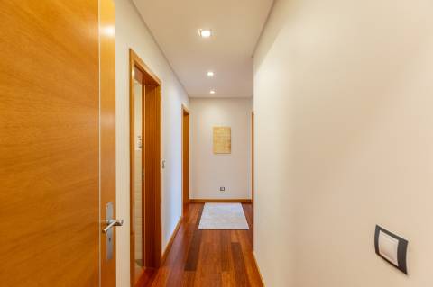 Exclusivo Duplex T4 com Piscina, Ginásio, Amplos Jardins, Parque Infantil e Garagem Fechada (Box) para 3 Viaturas Condomínio de Referência a 20 Minutos de Lisboa e a 15 Minutos das Praias da Costa da Caparica