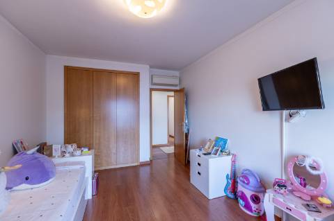 Exclusivo Duplex T4 com Piscina, Ginásio, Amplos Jardins, Parque Infantil e Garagem Fechada (Box) para 3 Viaturas Condomínio de Referência a 20 Minutos de Lisboa e a 15 Minutos das Praias da Costa da Caparica