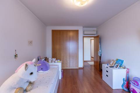 Exclusivo Duplex T4 com Piscina, Ginásio, Amplos Jardins, Parque Infantil e Garagem Fechada (Box) para 3 Viaturas Condomínio de Referência a 20 Minutos de Lisboa e a 15 Minutos das Praias da Costa da Caparica