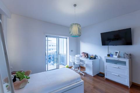 Exclusivo Duplex T4 com Piscina, Ginásio, Amplos Jardins, Parque Infantil e Garagem Fechada (Box) para 3 Viaturas Condomínio de Referência a 20 Minutos de Lisboa e a 15 Minutos das Praias da Costa da Caparica