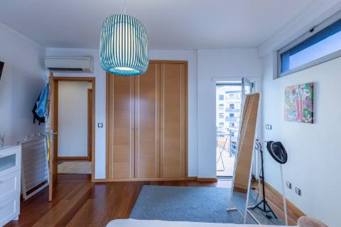 Exclusivo Duplex T4 com Piscina, Ginásio, Amplos Jardins, Parque Infantil e Garagem Fechada (Box) para 3 Viaturas Condomínio de Referência a 20 Minutos de Lisboa e a 15 Minutos das Praias da Costa da Caparica