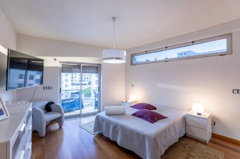 Exclusivo Duplex T4 com Piscina, Ginásio, Amplos Jardins, Parque Infantil e Garagem Fechada (Box) para 3 Viaturas Condomínio de Referência a 20 Minutos de Lisboa e a 15 Minutos das Praias da Costa da Caparica