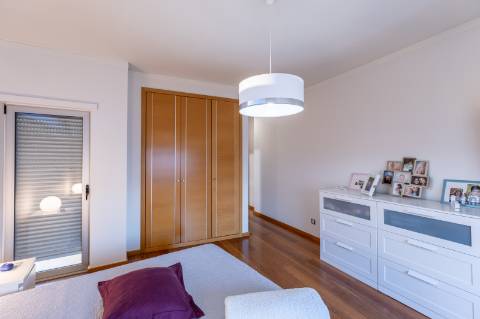 Exclusivo Duplex T4 com Piscina, Ginásio, Amplos Jardins, Parque Infantil e Garagem Fechada (Box) para 3 Viaturas Condomínio de Referência a 20 Minutos de Lisboa e a 15 Minutos das Praias da Costa da Caparica