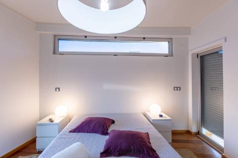 Exclusivo Duplex T4 com Piscina, Ginásio, Amplos Jardins, Parque Infantil e Garagem Fechada (Box) para 3 Viaturas Condomínio de Referência a 20 Minutos de Lisboa e a 15 Minutos das Praias da Costa da Caparica