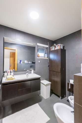 Exclusivo Duplex T4 com Piscina, Ginásio, Amplos Jardins, Parque Infantil e Garagem Fechada (Box) para 3 Viaturas Condomínio de Referência a 20 Minutos de Lisboa e a 15 Minutos das Praias da Costa da Caparica