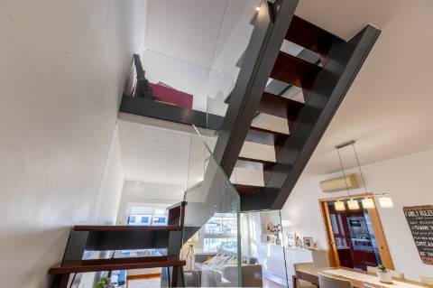 Exclusivo Duplex T4 com Piscina, Ginásio, Amplos Jardins, Parque Infantil e Garagem Fechada (Box) para 3 Viaturas Condomínio de Referência a 20 Minutos de Lisboa e a 15 Minutos das Praias da Costa da Caparica