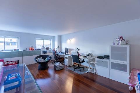 Exclusivo Duplex T4 com Piscina, Ginásio, Amplos Jardins, Parque Infantil e Garagem Fechada (Box) para 3 Viaturas Condomínio de Referência a 20 Minutos de Lisboa e a 15 Minutos das Praias da Costa da Caparica