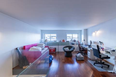 Exclusivo Duplex T4 com Piscina, Ginásio, Amplos Jardins, Parque Infantil e Garagem Fechada (Box) para 3 Viaturas Condomínio de Referência a 20 Minutos de Lisboa e a 15 Minutos das Praias da Costa da Caparica