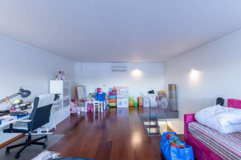 Exclusivo Duplex T4 com Piscina, Ginásio, Amplos Jardins, Parque Infantil e Garagem Fechada (Box) para 3 Viaturas Condomínio de Referência a 20 Minutos de Lisboa e a 15 Minutos das Praias da Costa da Caparica