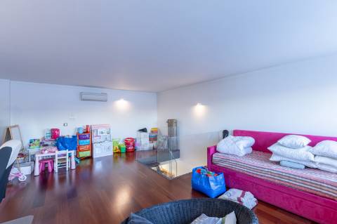 Exclusivo Duplex T4 com Piscina, Ginásio, Amplos Jardins, Parque Infantil e Garagem Fechada (Box) para 3 Viaturas Condomínio de Referência a 20 Minutos de Lisboa e a 15 Minutos das Praias da Costa da Caparica