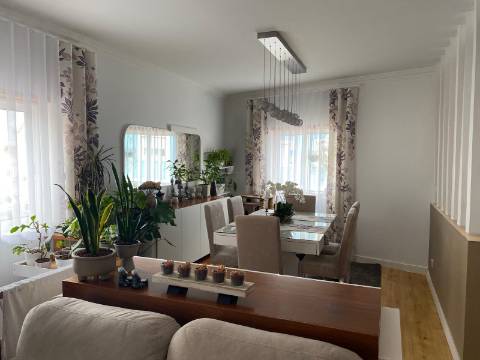 Moradia T3 + 1 Central com 2 Lugares de Garagem e Excelente Localização | A 30 Minutos de Lisboa