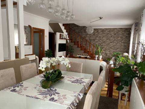 Moradia T3 + 1 Central com 2 Lugares de Garagem e Excelente Localização | A 30 Minutos de Lisboa