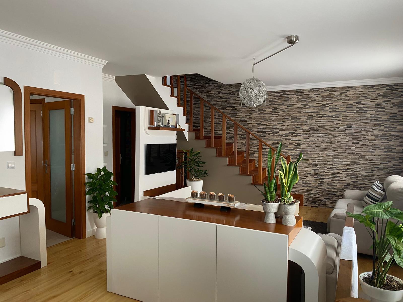 Moradia T3 + 1 Central com 2 Lugares de Garagem e Excelente Localização | A 30 Minutos de Lisboa