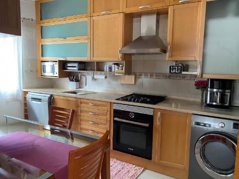 Moradia T3 + 1 Central com 2 Lugares de Garagem e Excelente Localização | A 30 Minutos de Lisboa