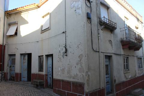 Duas Moradias para Remodelar para Venda na Lousa, Castelo Branco