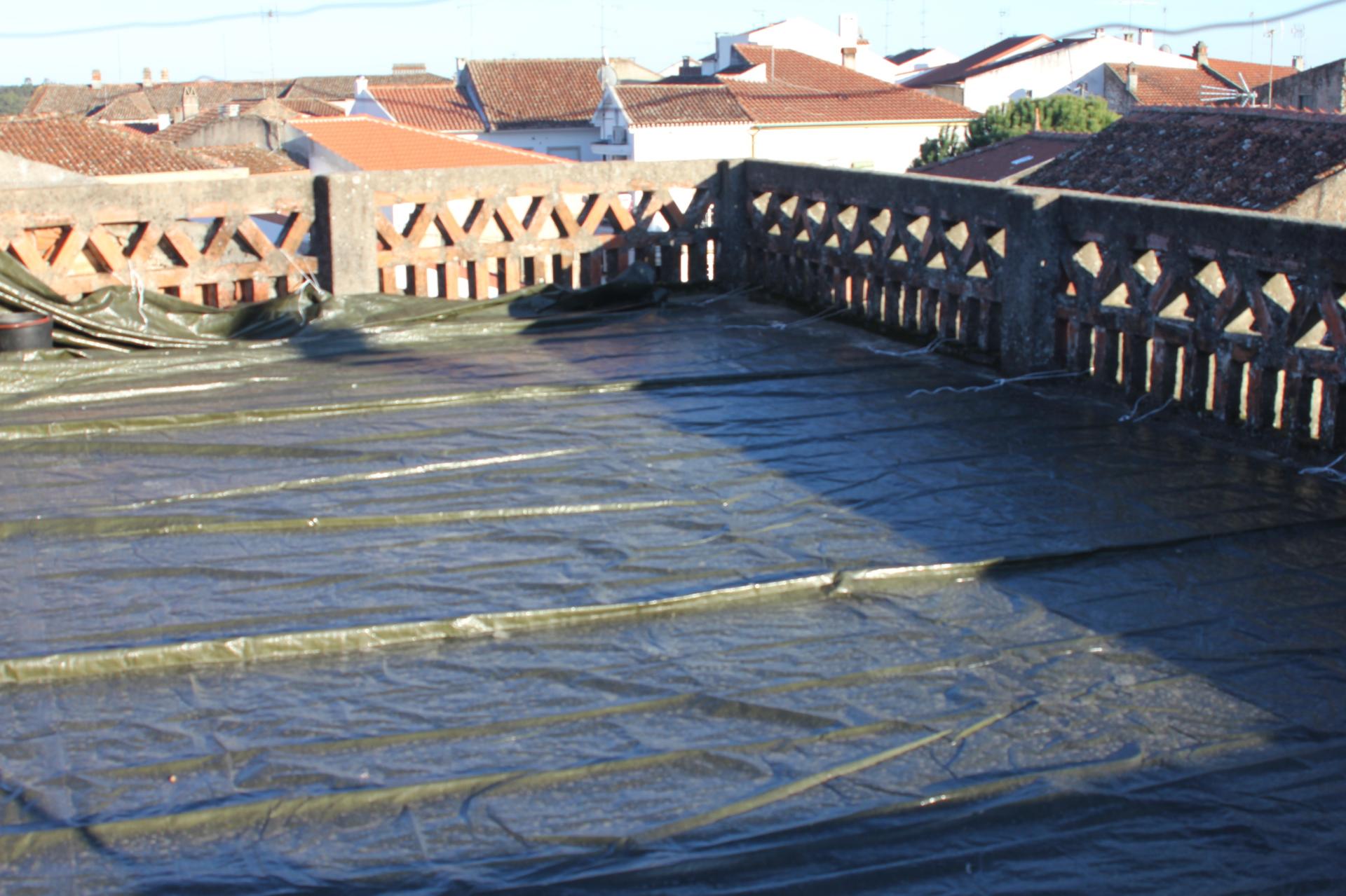 Duas Moradias para Remodelar para Venda na Lousa, Castelo Branco