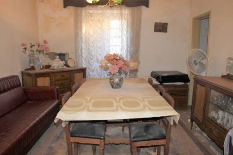 Duas Moradias para Remodelar para Venda na Lousa, Castelo Branco