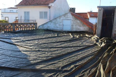 Duas Moradias para Remodelar para Venda na Lousa, Castelo Branco