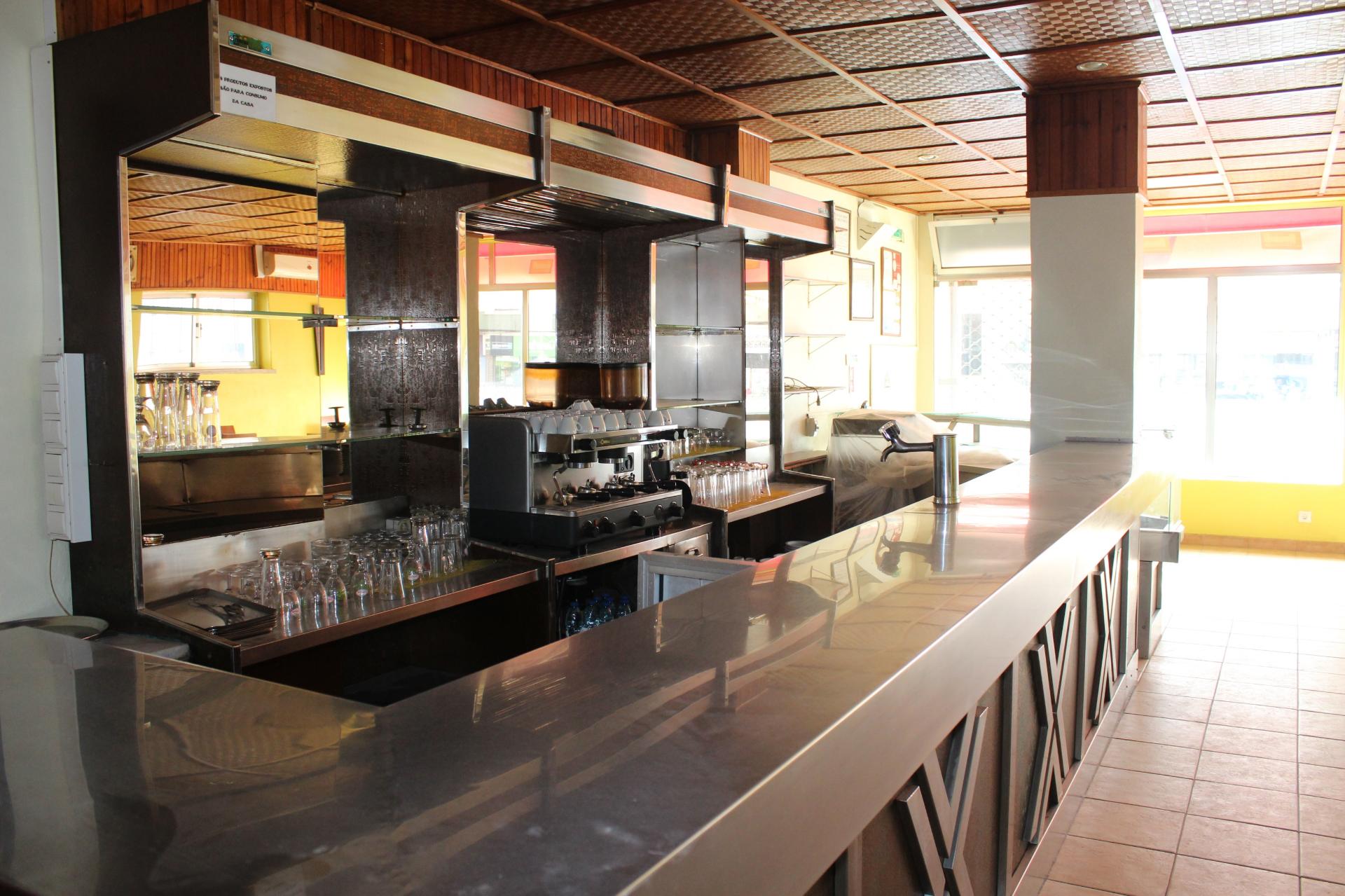 Espaço Comercial com Habitação