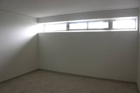Espaço Comercial com Habitação