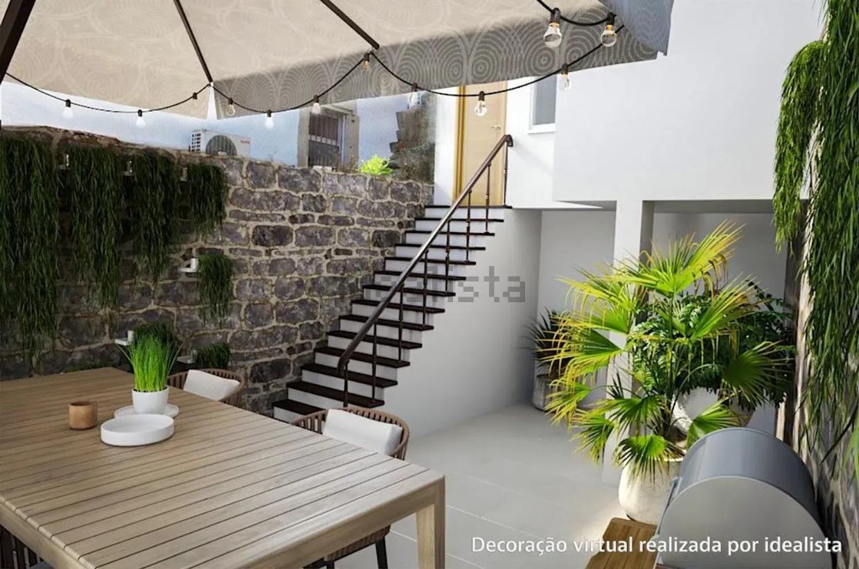 Moradia com Logradouro para Remodelar