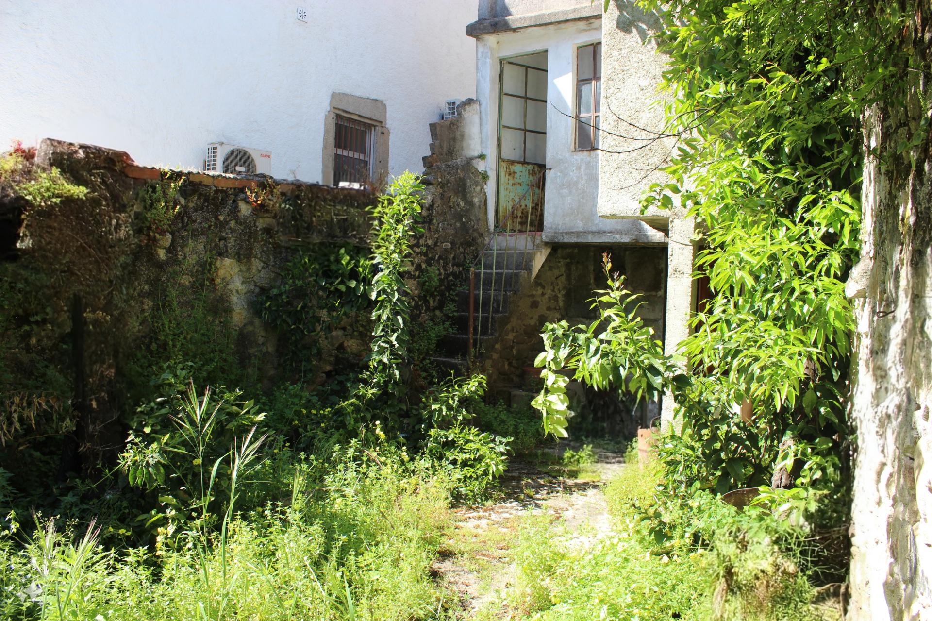 Moradia com Logradouro para Remodelar