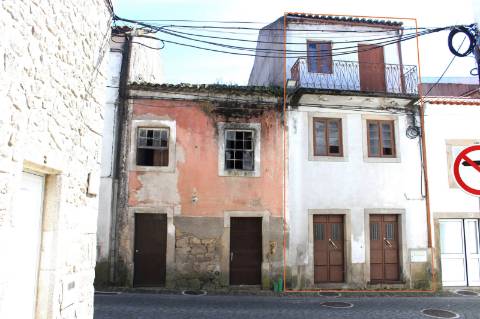 Moradia com Logradouro para Remodelar