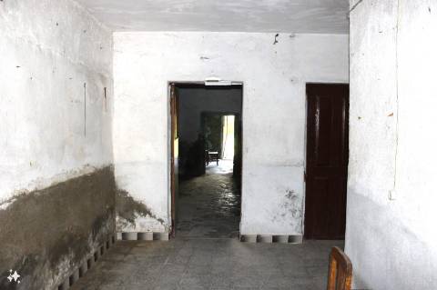 Moradia com Logradouro para Remodelar