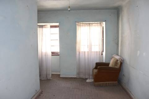 Moradia com Logradouro para Remodelar