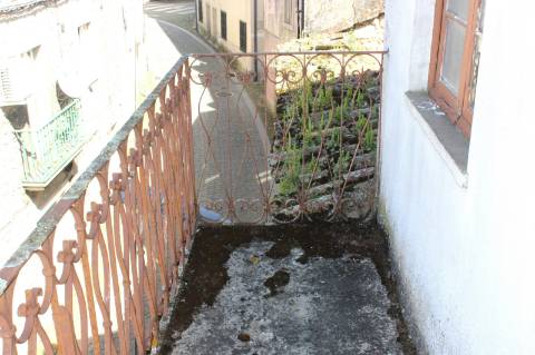 Moradia com Logradouro para Remodelar