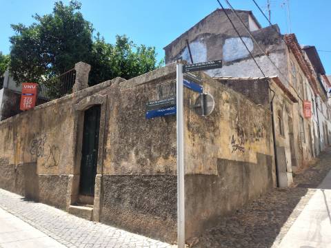 Moradia com 4 frações de utilização independente - Zona Histórica