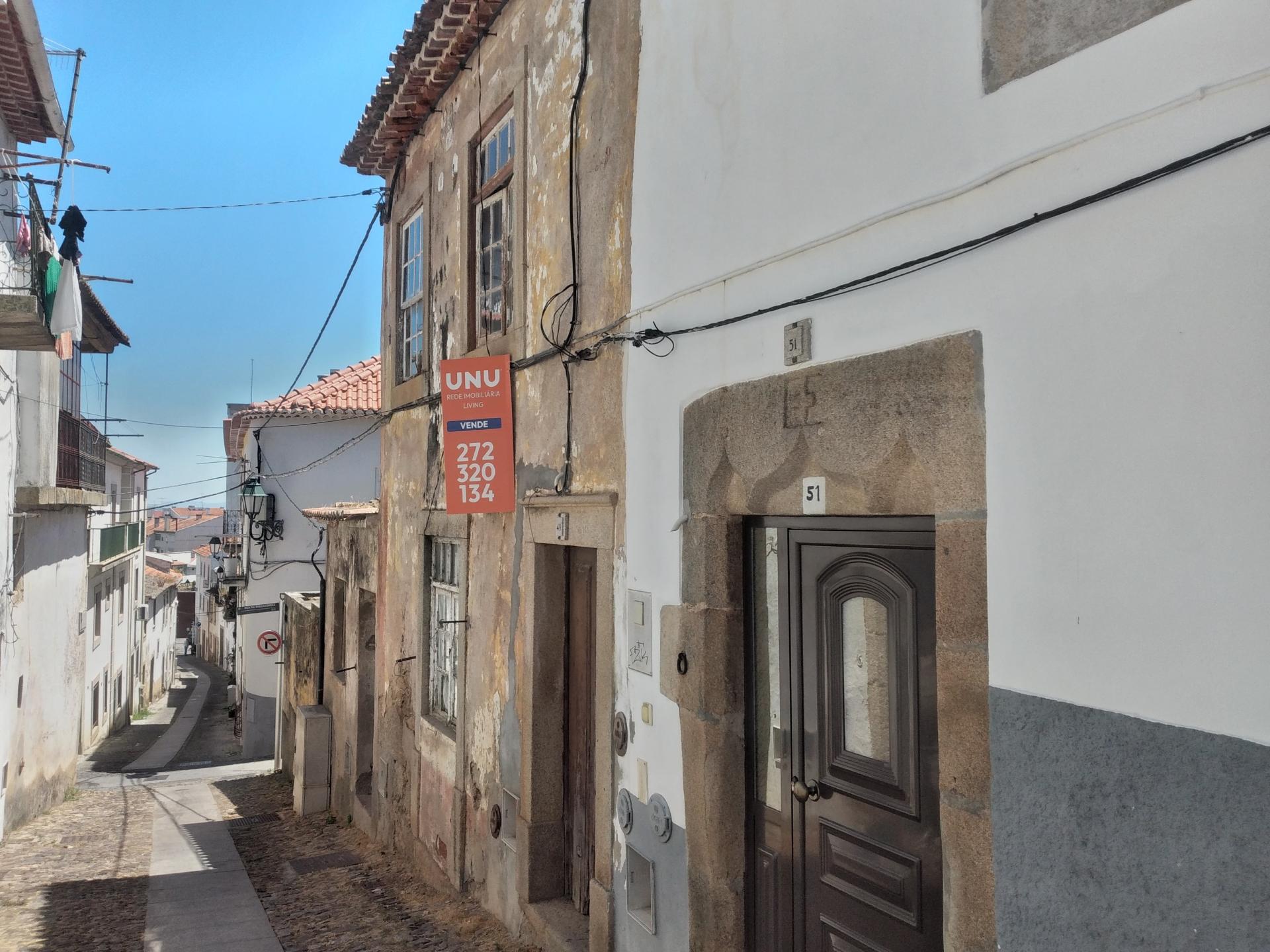 Moradia com 4 frações de utilização independente - Zona Histórica