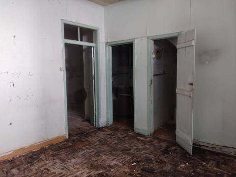 Moradia com 4 frações de utilização independente - Zona Histórica